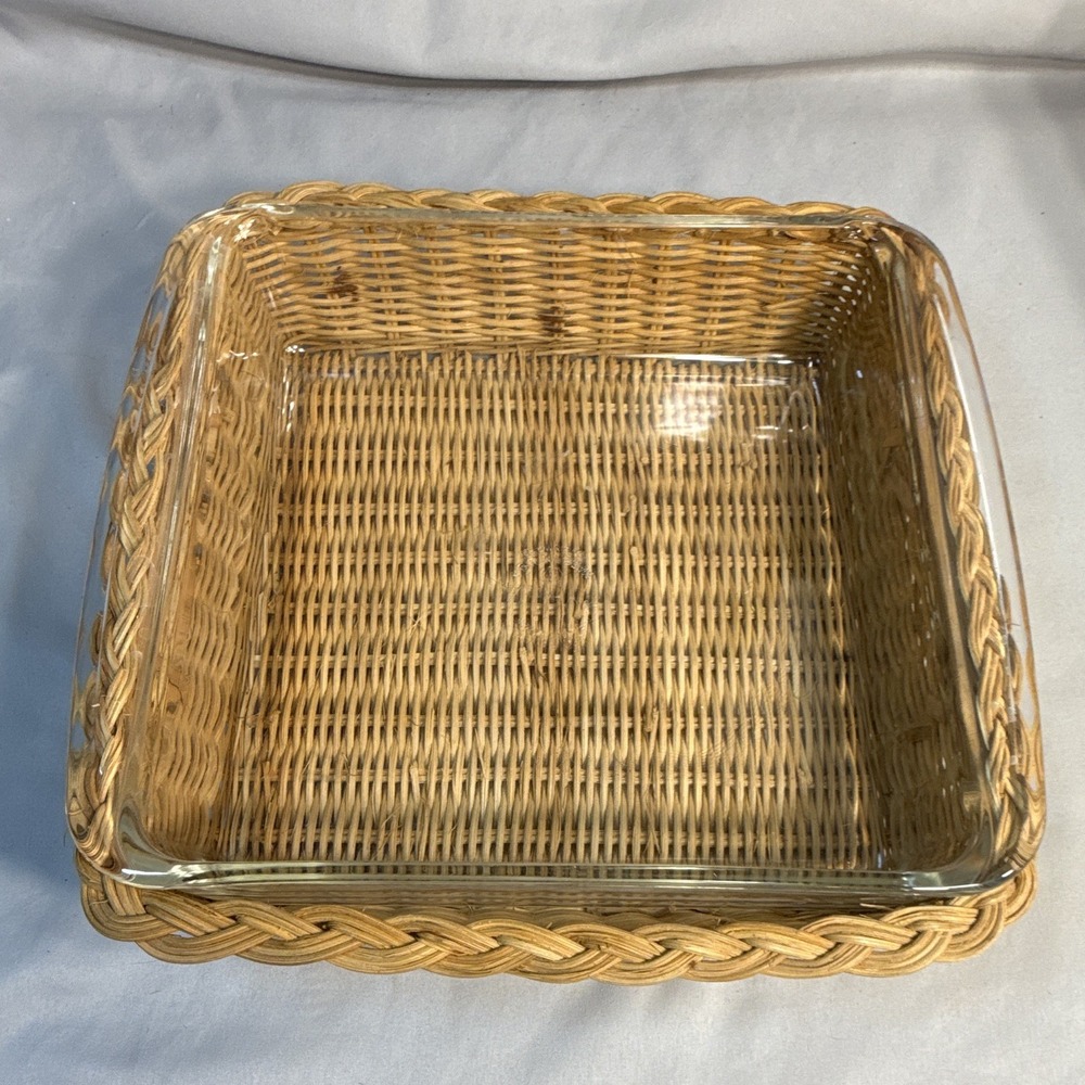 Pyrex 2 Qt Clear Glass Square Baking Dish 232 w/ Wicker Basket Carrier